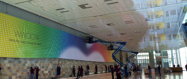 Pierwsze banery WWDC pojawiają w Moscone Center przed poniedziałkowym Keynote'em