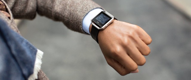 CES 2016: Fitbit prezentuje nowy inteligentny zegarek "FitBit Blaze" z ekranem dotykowym