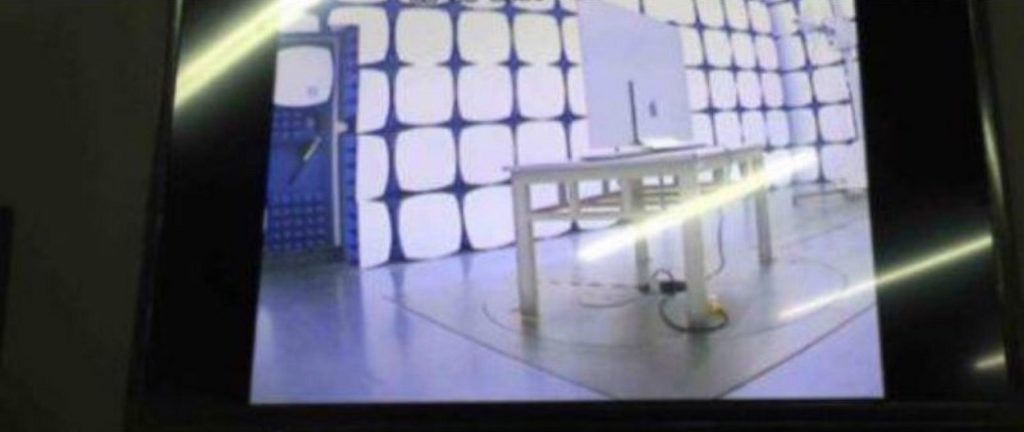 Rozmazane zdjęcia przedstawiają rzekomy „Apple OLED TV” w pomieszczeniu testowym