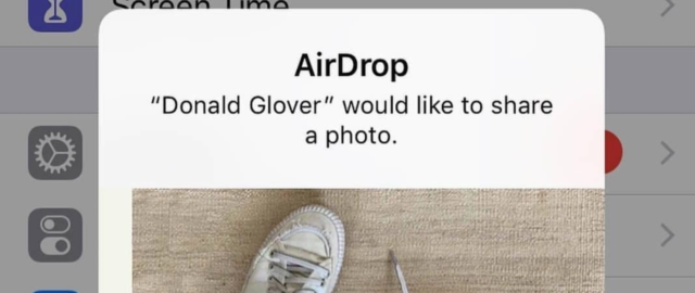 Donald Glover rozdawał swoje sneakersy Adidas za darmo przez AirDrop na festiwalu Coachella