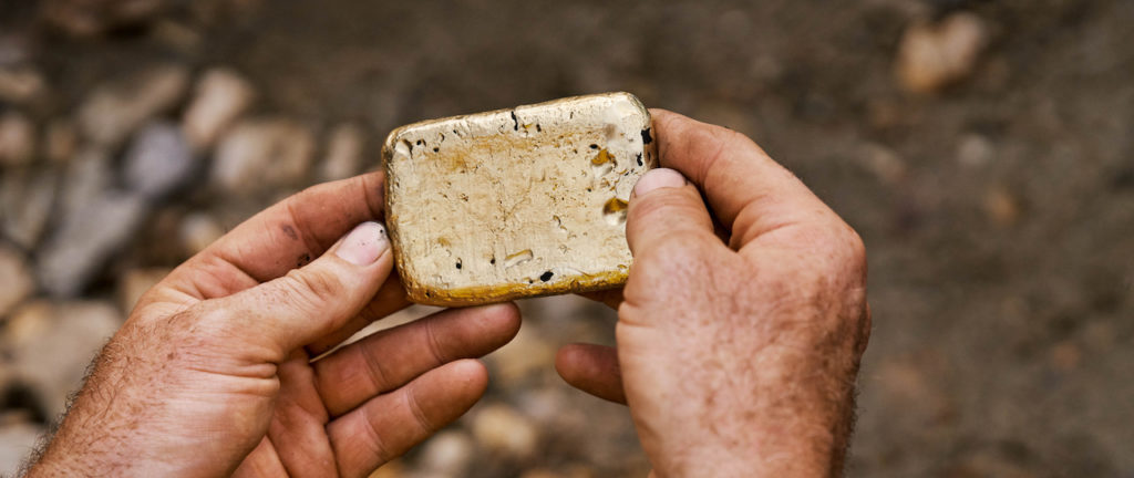 Apple wchodzi w partnerstwo z firmą RESOLVE by odpowiedzialnie pozyskiwać złoto do swoich produktów