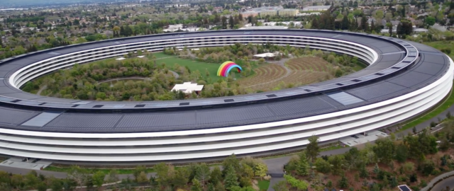 Film z drona pokazuje pusty kampus Apple Park