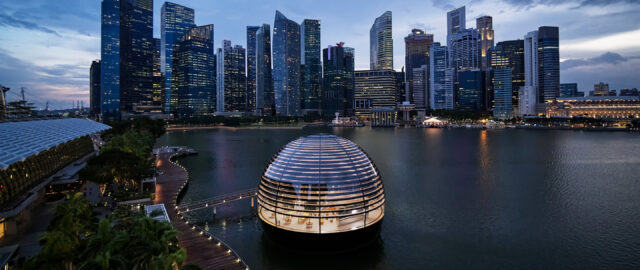 Pierwsze wizyty w sklepie Apple Marina Bay Sands w Singapurze w dniu otwarcia