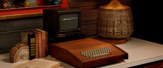 Rzadki komputer Apple-1 w obudowie z drewna Koa sprzedany za 500 000 dolarów