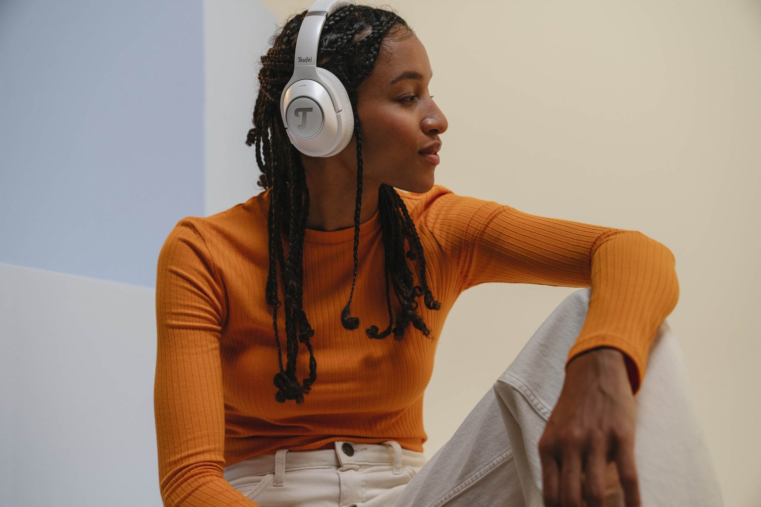 real-blue-pearl-white-lifestyle