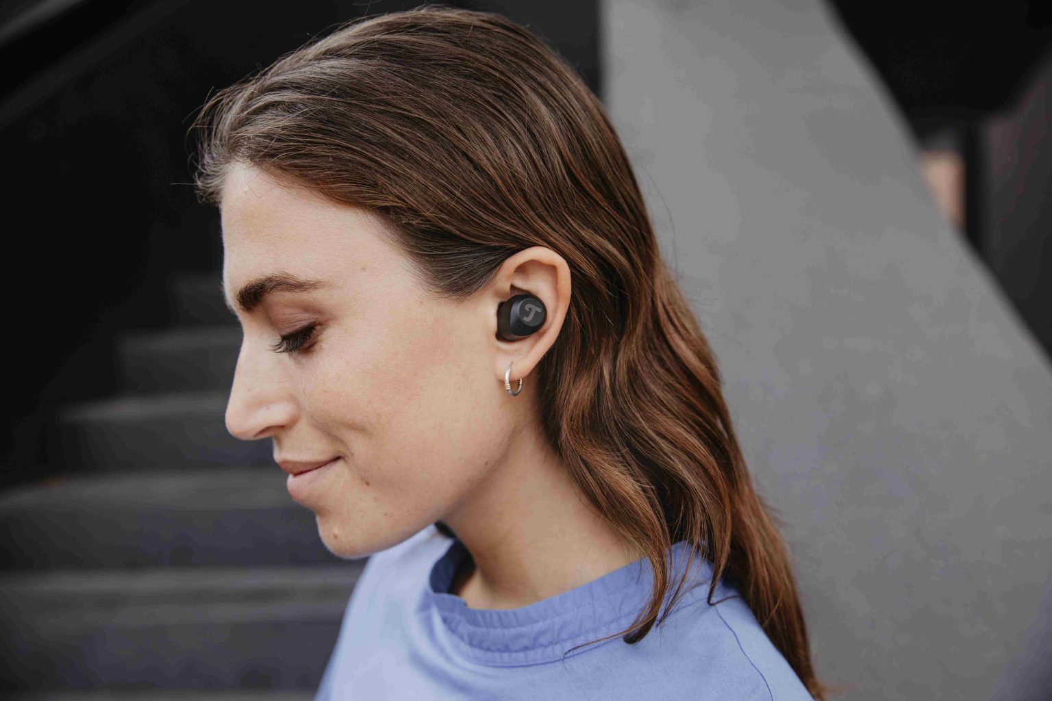 real-blue-tws-lifestyle-6029