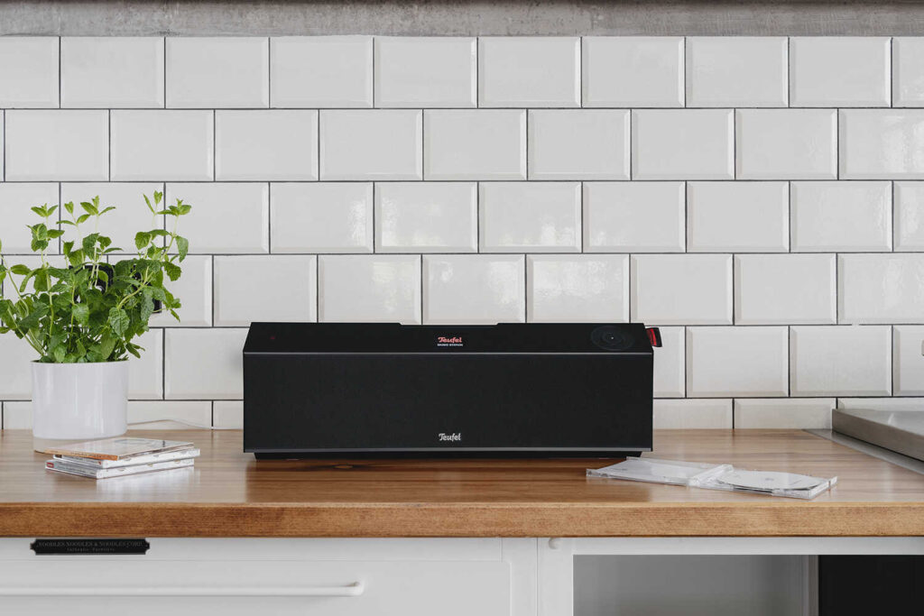 musicstation-lifestyle-black-0362-1500x1000x72_optimized