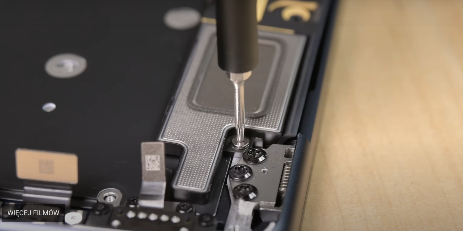 macbook-air-M2-wnetrze