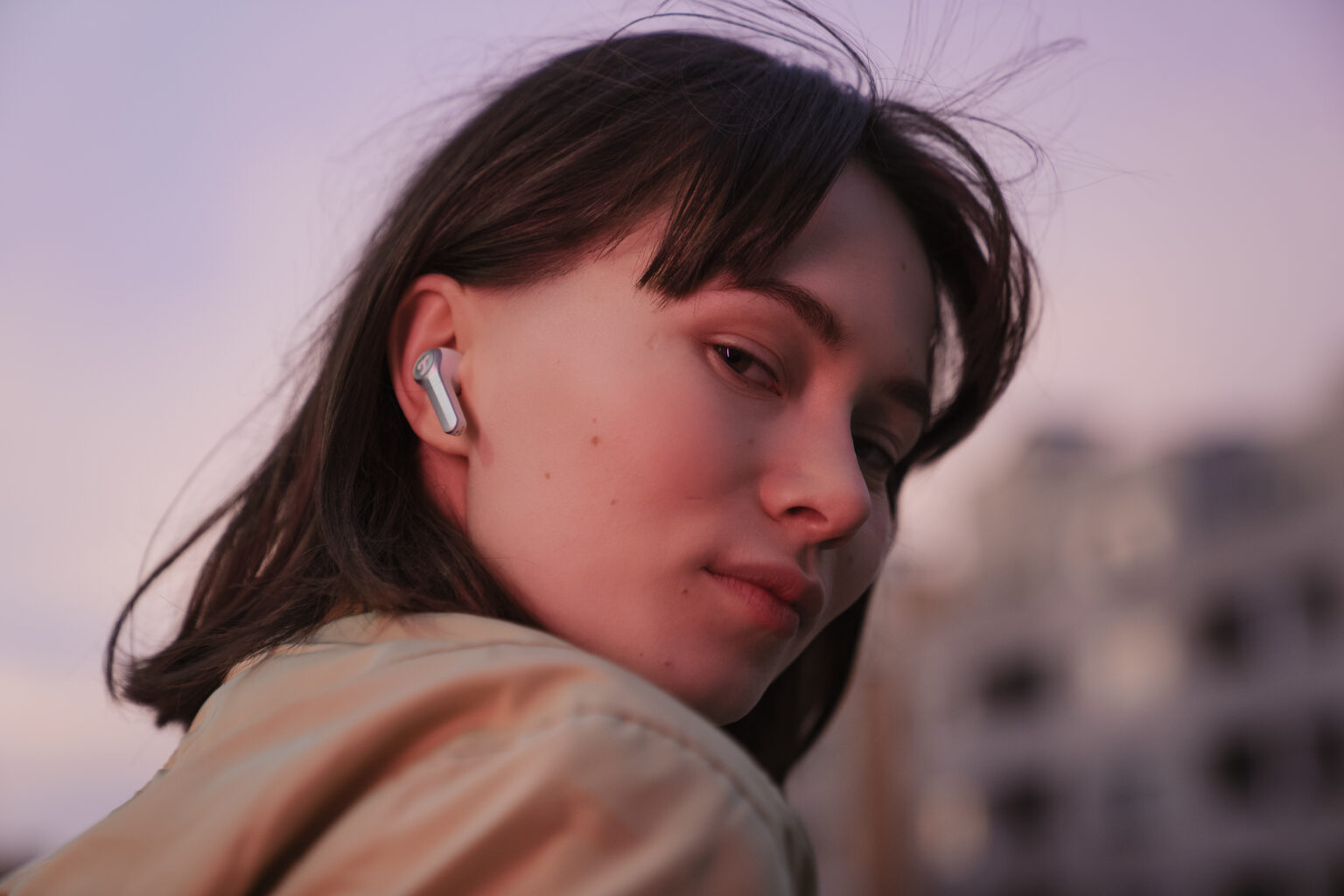 airy-tws-silver-white-lifestyle-24662