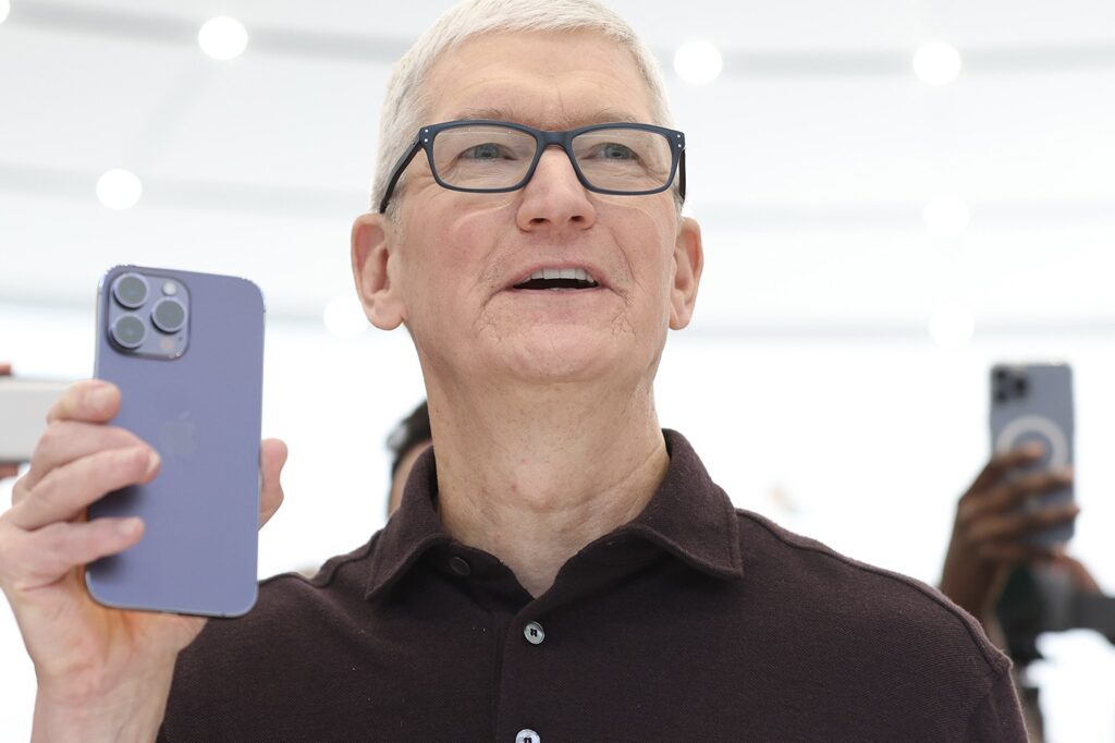 tim-cook-iphone