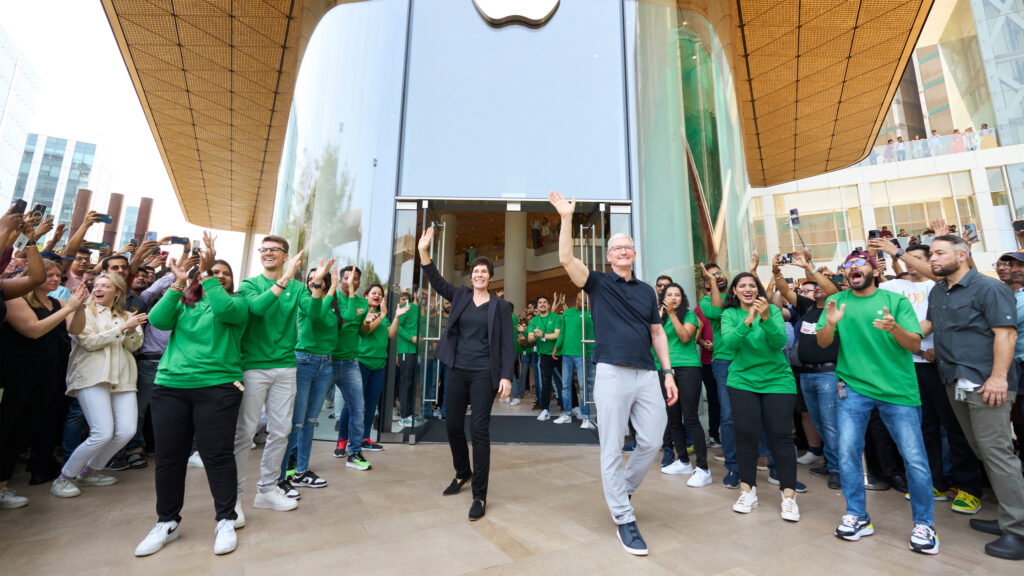 Apple-BKC-Mumbai-India-opening-day-CEO-Tim-Cook-SVP-Deirdre-OBrien
