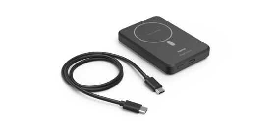 Do kompletu dodawany jest kabel ładujący