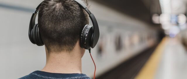 Co to znaczy ANC? Jakie to są słuchawki? Do czego się przydają?