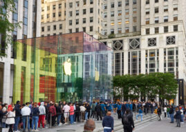 Apple publikuje zdjęcia ze startu sprzedaży iPhone’a 15 w swoich salonach