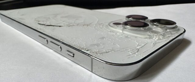 Tańsze naprawy pękniętego tylnego szkła w modelach iPhone 15 Pro