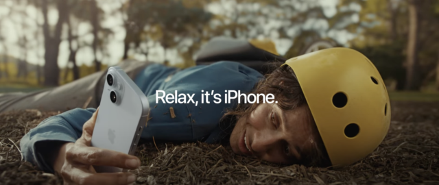 Apple reklamuje trwałość wyświetlacza iPhone’a 15 w nowej reklamie