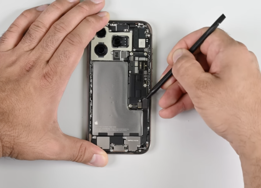 iFixit rozbiera iPhone’y 16 Pro i 16 Pro Max