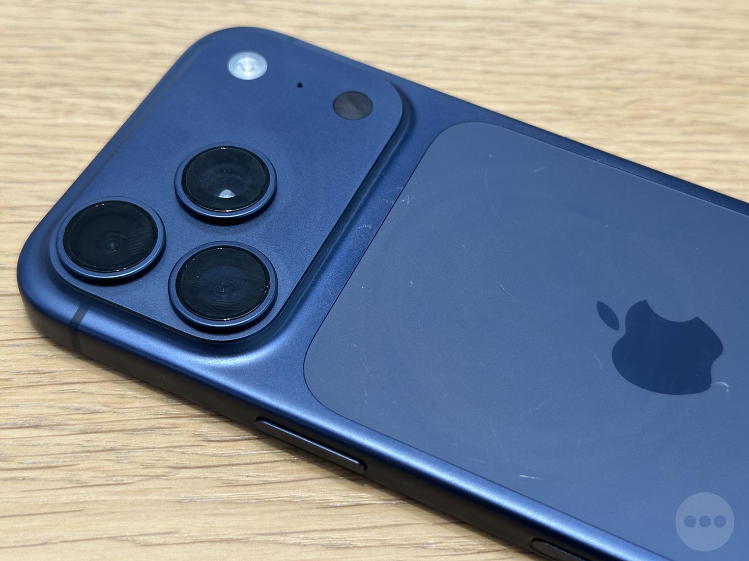 Ciemniejsze modele iPhone’a 17 Pro i iPhone’a Air podatne na zarysowania