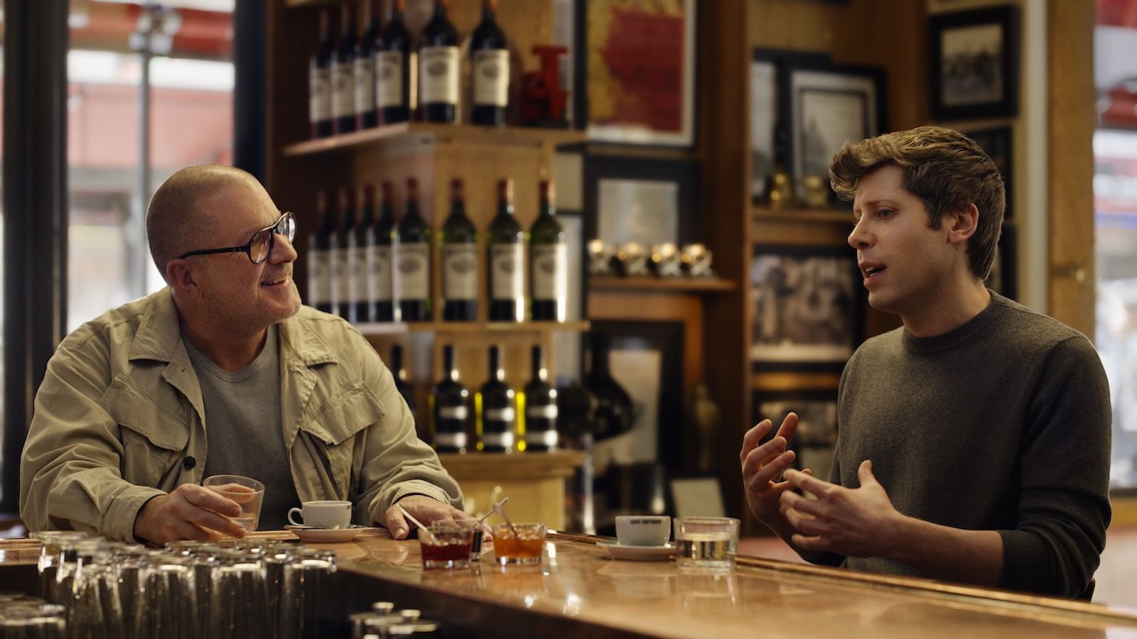 Urządzenie Jony’ego Ive’a od OpenAI opóźnione do 2027 roku