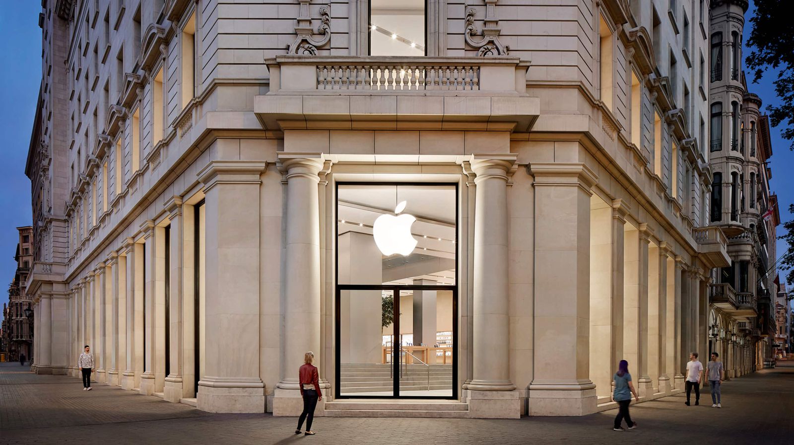 Jeden z ładniejszych salonów Apple w Barcelonie znów otwarty