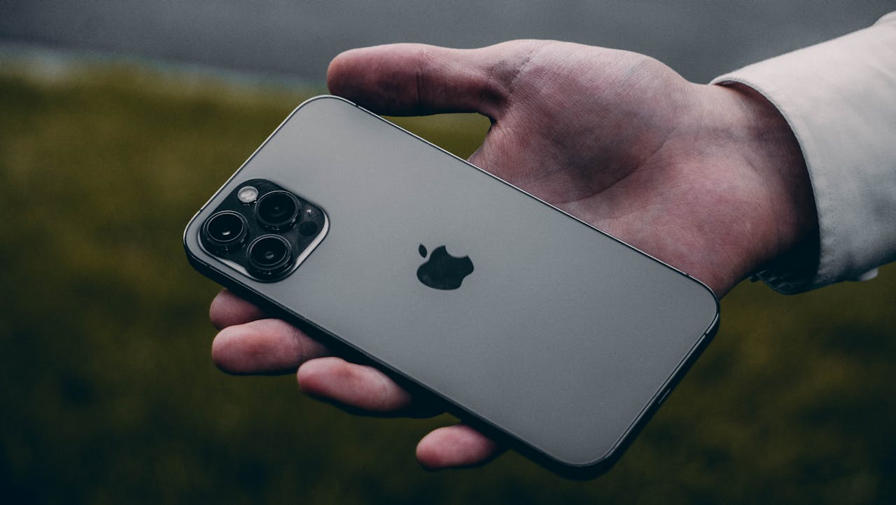 Czy warto kupić odnowionego iPhone’a zamiast nowego? Praktyczne spojrzenie
