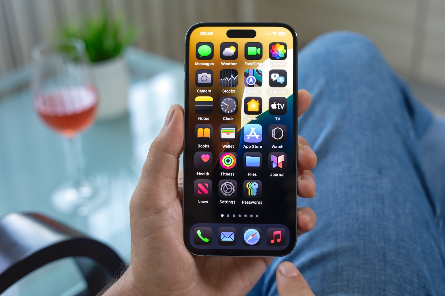 IPhone z outletu vs nowy – czy odnowiony iPhone to dobry zakup w 2026?
